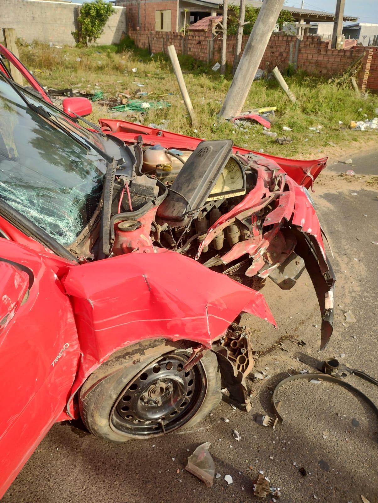 Carro colide em poste de iluminação