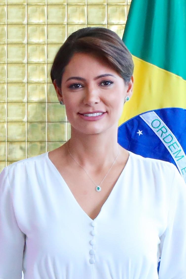 Michelle Bolsonaro chora em ato e afirma viver “uma humilhação”