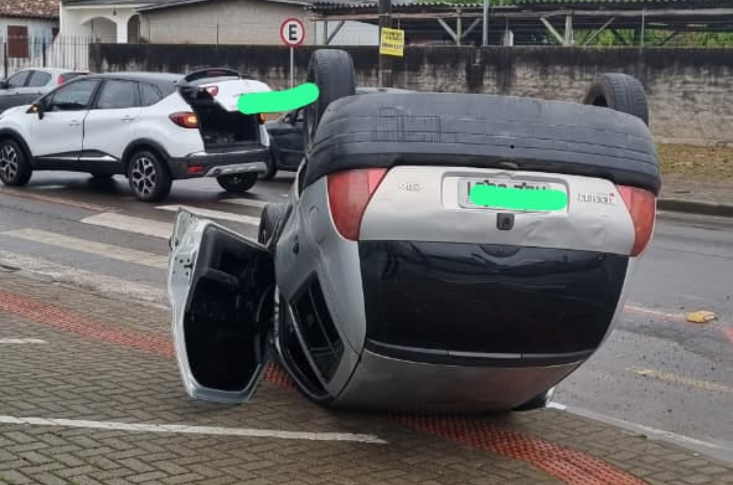 ACIDENTE: Jovem de 22 anos capota veículo em Criciúma e é encaminhada à UPA para avaliação médica