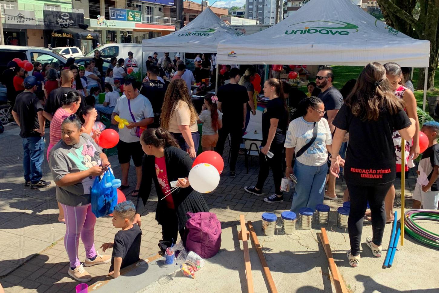 Cães são adotados durante ação especial do Dia das Crianças em Orleans