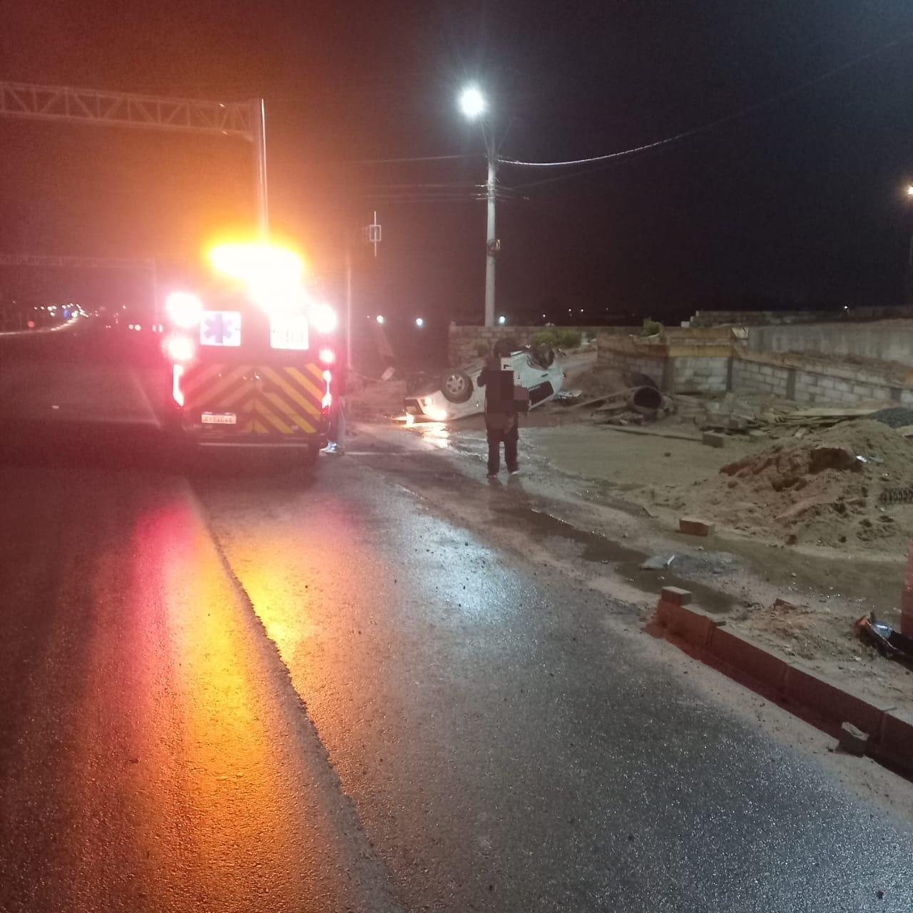 Capotamento mobiliza bombeiros na SC-445 em Içara; cinco pessoas recusam atendimento