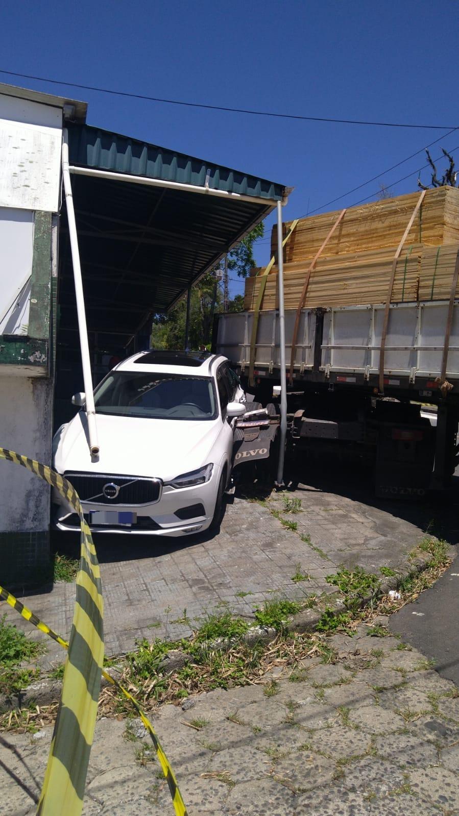 Carreta carregada de madeira colide com automóvel em Criciúma