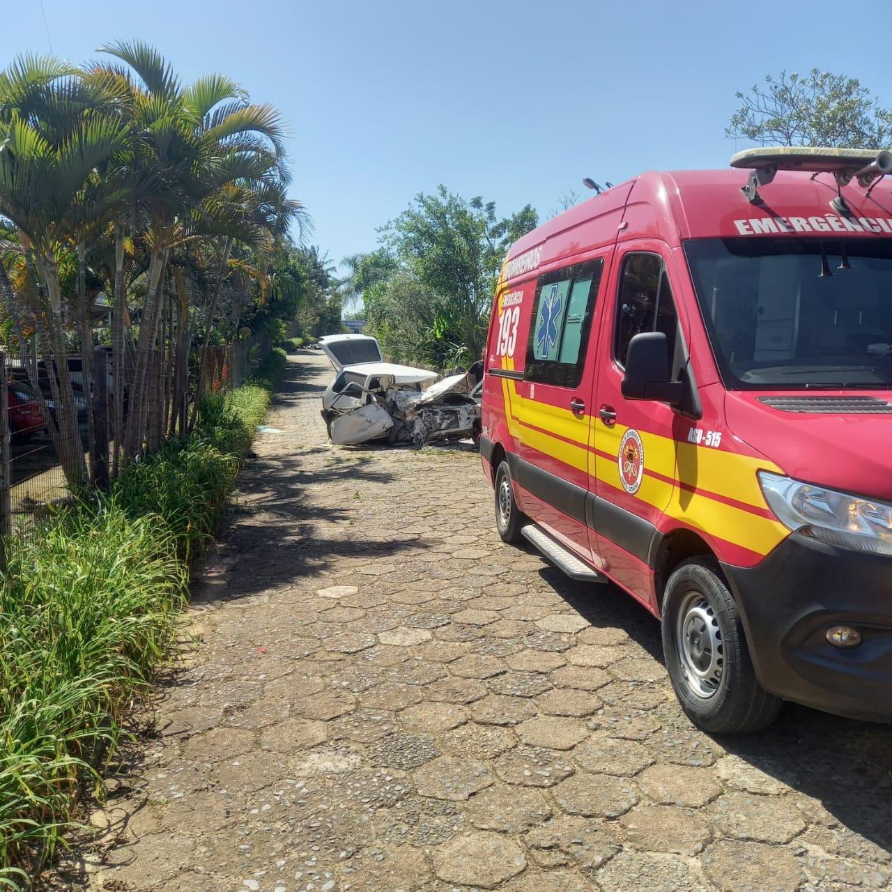 Homem fica ferido em colisão entre carro e caminhão na SC-445, em Içara