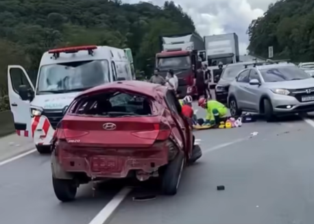 Homem fica gravemente ferido após capotamento na BR-101 em Joinville