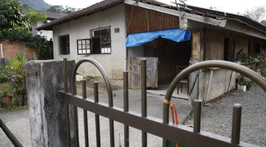 Homem suspeito de feminicídio em Rodeio retorna à casa após o crime para pegar pertences