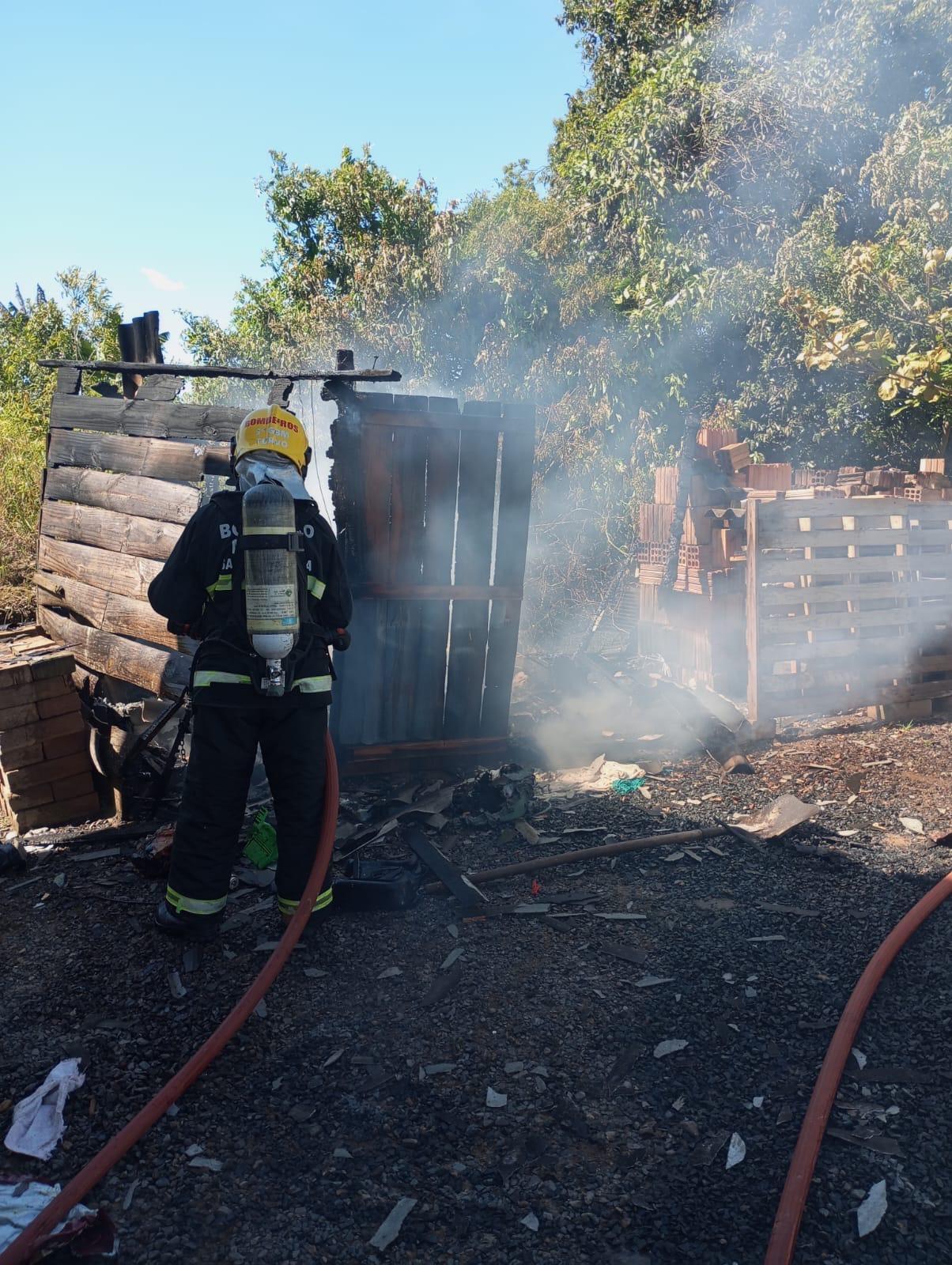 Incêndio destrói paiol no bairro São Luiz, em Turvo