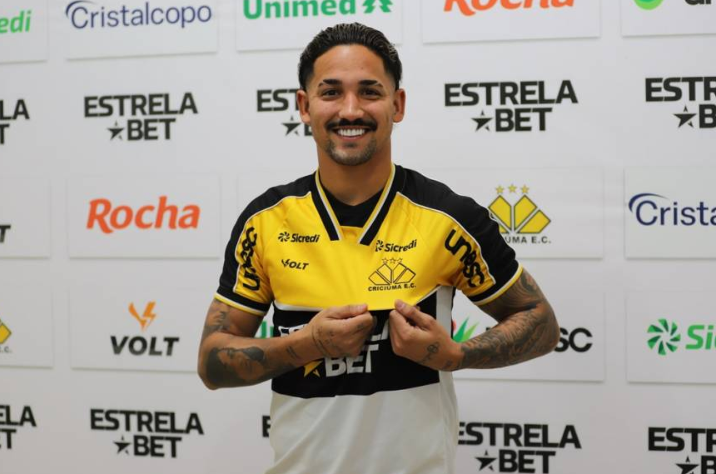 Jhonata Robert confirma renovação com o Criciúma até 2026