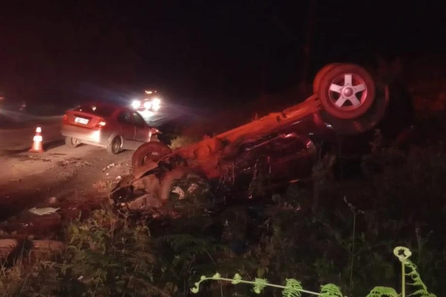 Jovem de 22 anos capota carro após colisão frontal na SC-446, em Siderópolis