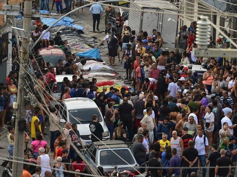 Moradores retiram corpos após operação no Complexo da Penha; número de mortos pode passar de 100