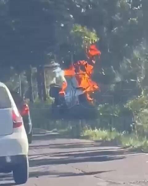 Motorista morre em colisão frontal entre carro e caminhão na Estrada do Mar