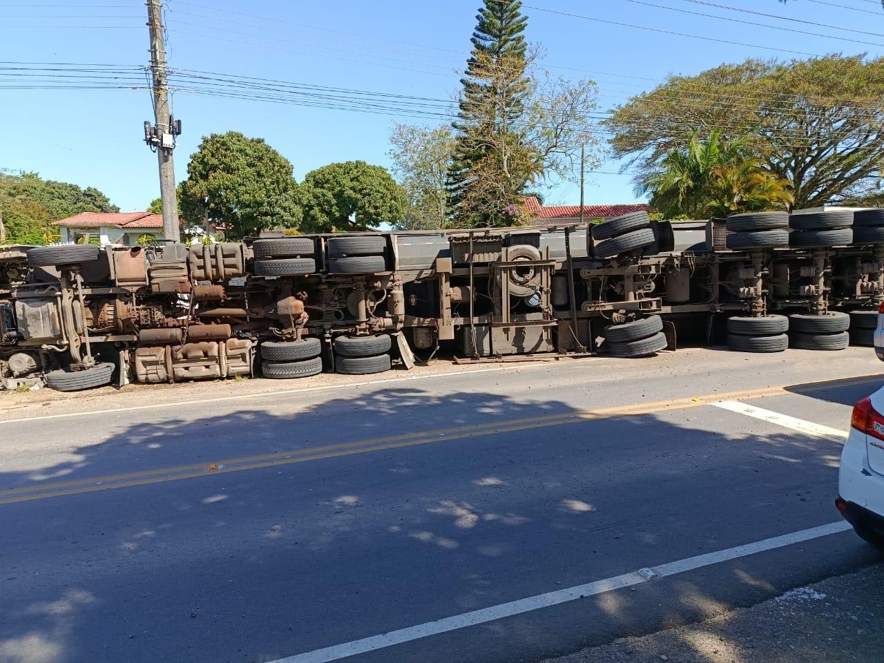 Mulher morre e pai e filho ficam feridos após caminhão tombar na SC-443, em Criciúma