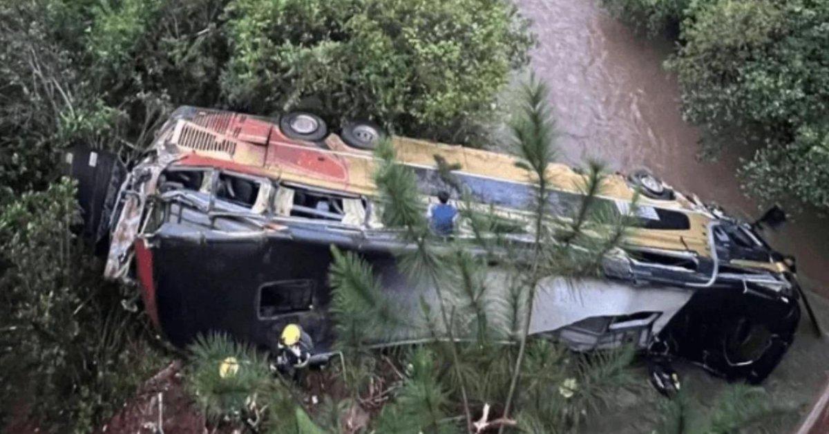 Ônibus despenca de ponte após colisão e deixa 9 mortos e 29 feridos na Argentina