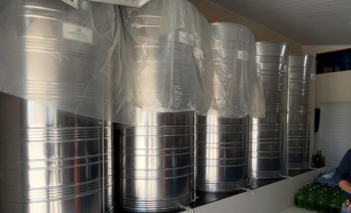 Operação apreende 75 mil litros de cachaça clandestina em Criciúma