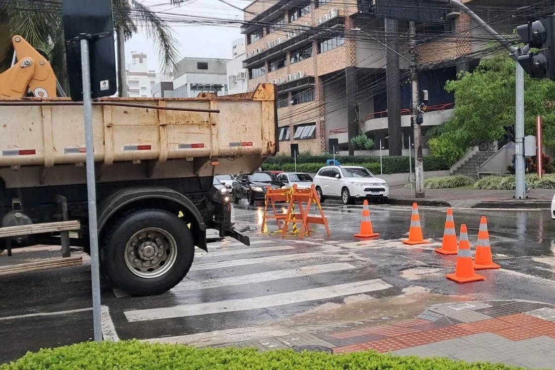 Vazamento de adutora interdita avenida Humberto de Campos em Criciúma