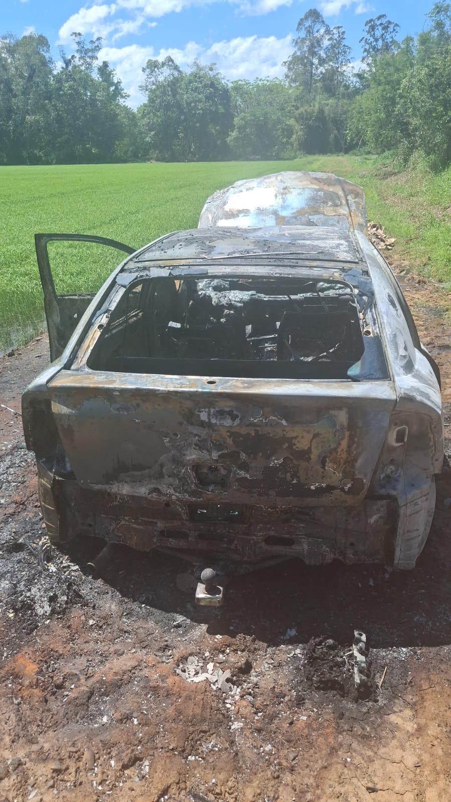 Veículo usado em assalto é encontrado incendiado em Forquilhinha