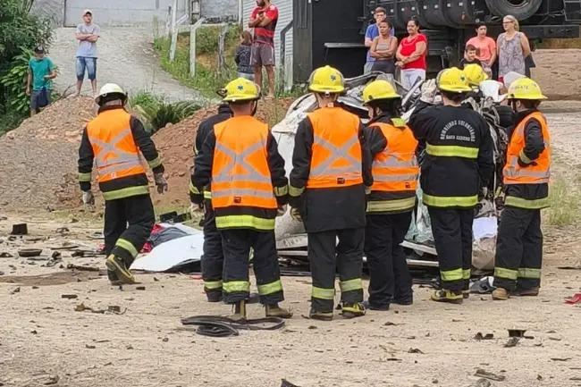 VÍDEO: Grave acidente na BR-470 em Indaial deixa uma pessoa morta e duas feridas