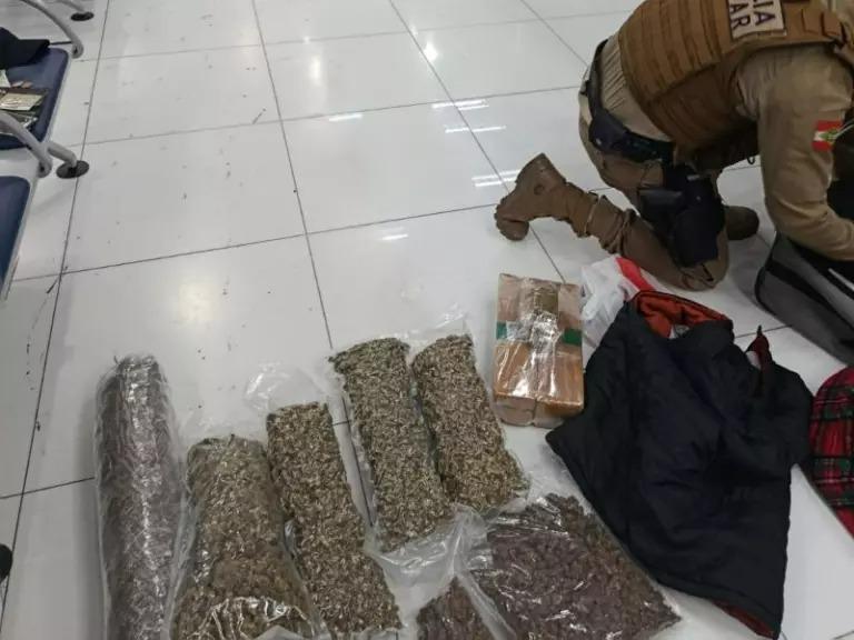 VÍDEO: Homem morre após mal súbito na rodoviária de Florianópolis, e PMSC descobre mala recheada de drogas