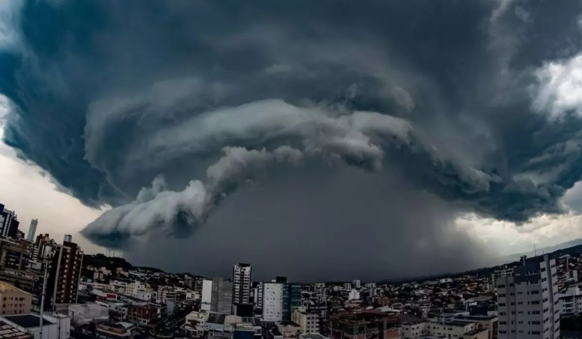 Alerta vermelho em SC: ciclone extratropical provoca suspensão de aulas e risco de estragos
