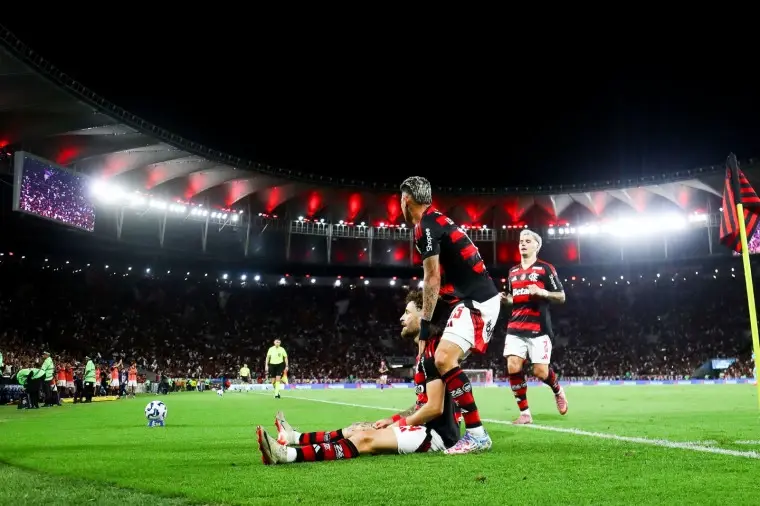 Com emoção no fim, Flamengo vence o Santos e segue à caça da liderança do Brasileirão