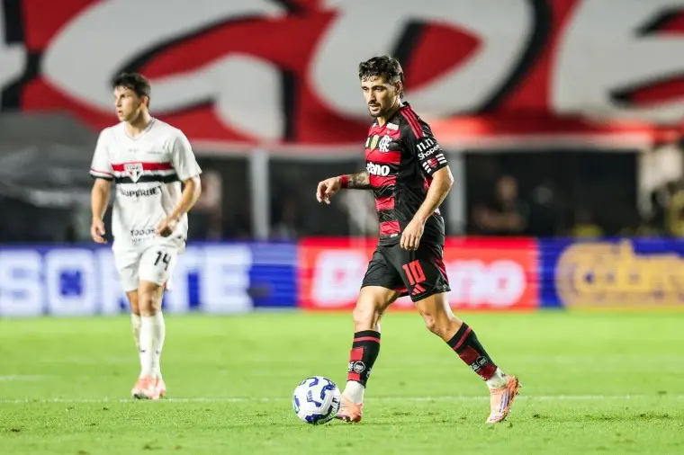 Em jogo movimentado, Flamengo empata com o São Paulo na Vila Belmiro