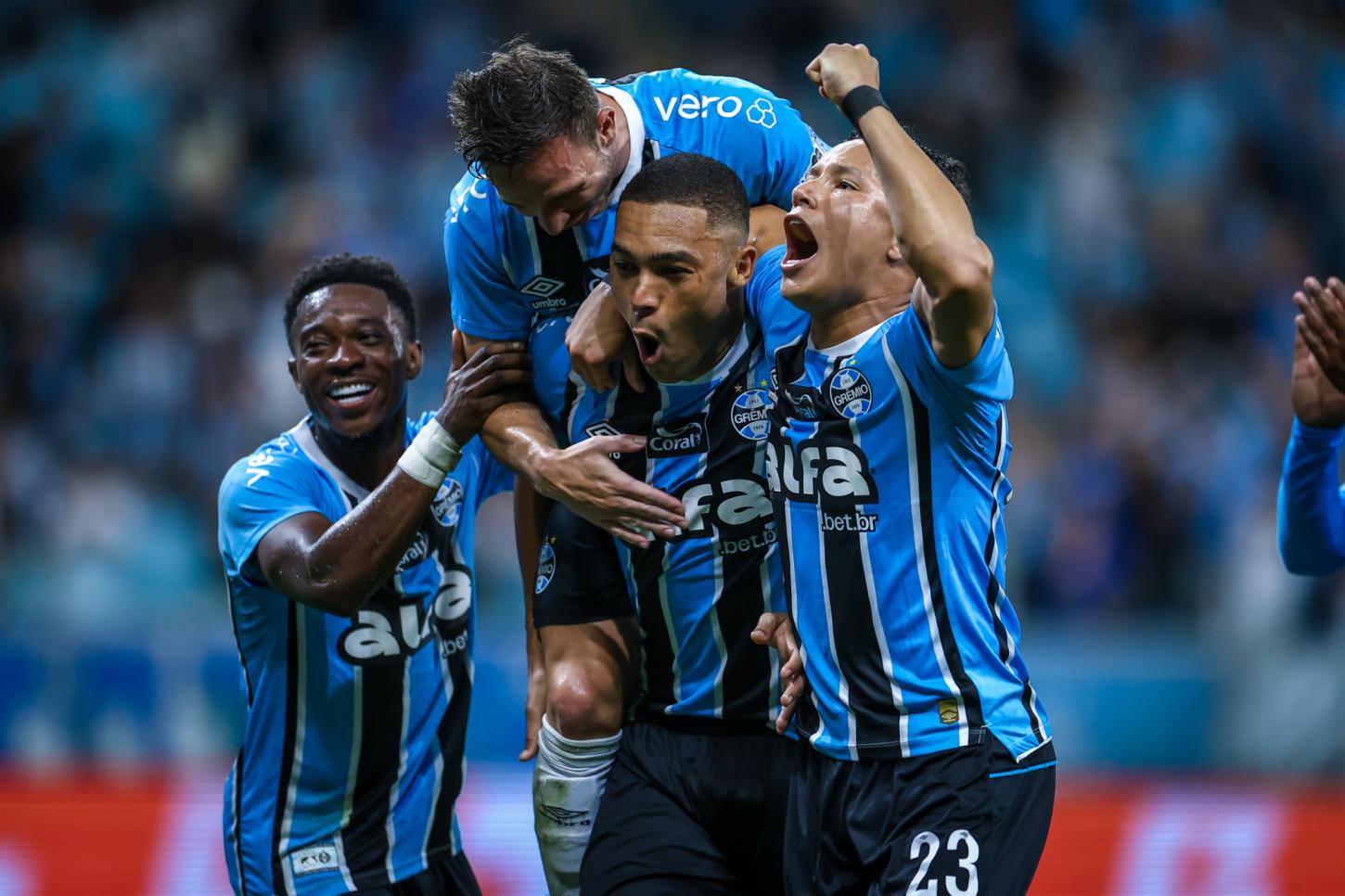Grêmio vira o jogo e vence Palmeiras na 36ª rodada do Brasileirão