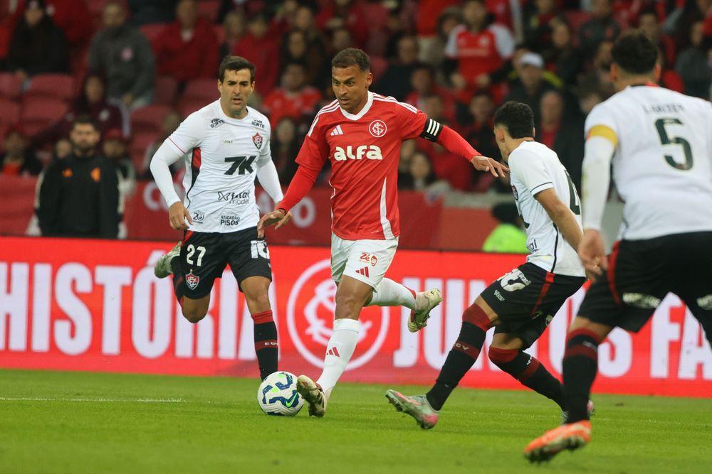 Inter perde para o Vitória e se aproxima da zona de rebaixamento do Campeonato Brasileiro