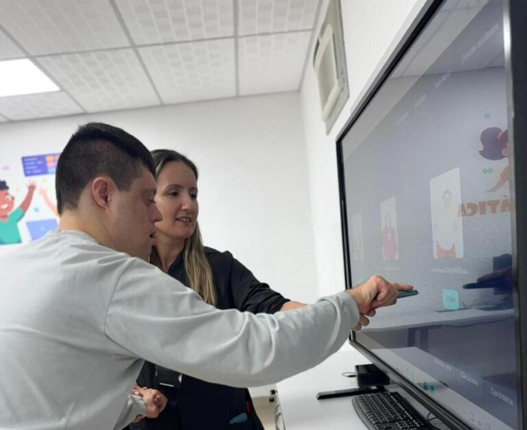 Tecnologia e inclusão: acadêmicos da Unesc desenvolvem urna eletrônica para eleição na Apae de Criciúma