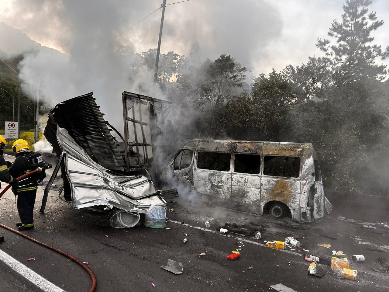 Tragédia na BR-376: colisão entre carretas e van deixa mortos e feridos em trajeto para o Beto Carrero