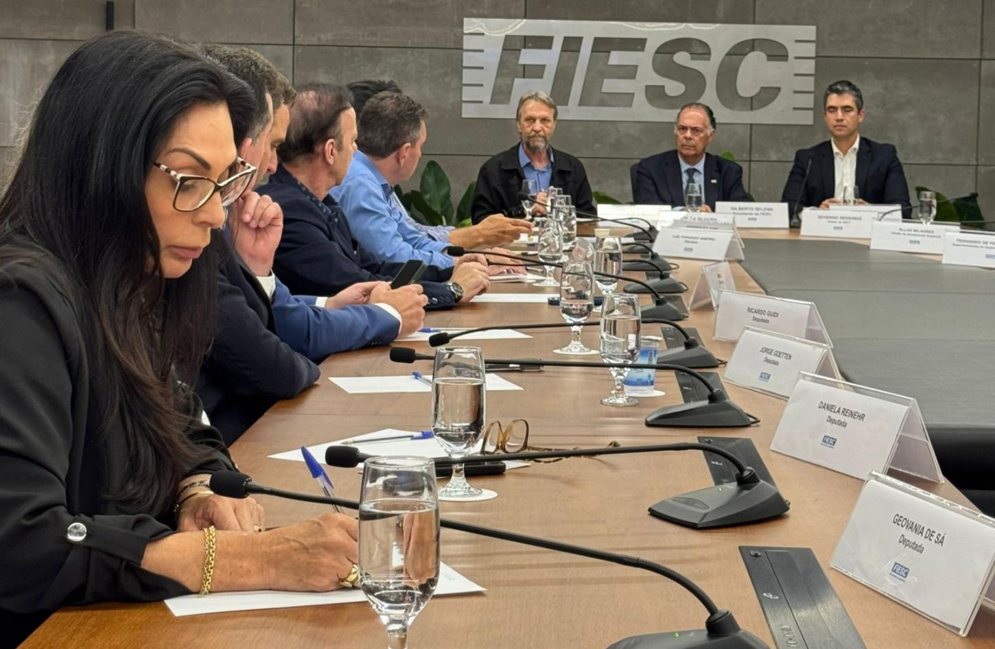Geovânia de Sá participa de reunião com FIESC e cobra do governo agilidade nas decisões sobre o Morro dos Cavalos*