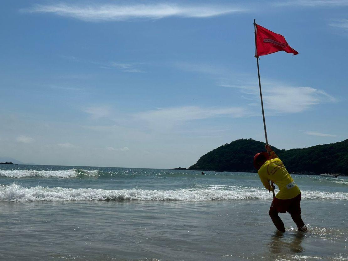 Maioria dos afogamentos no mar ocorre em áreas de corrente de retorno, alertam bombeiros militares de Santa Catarina