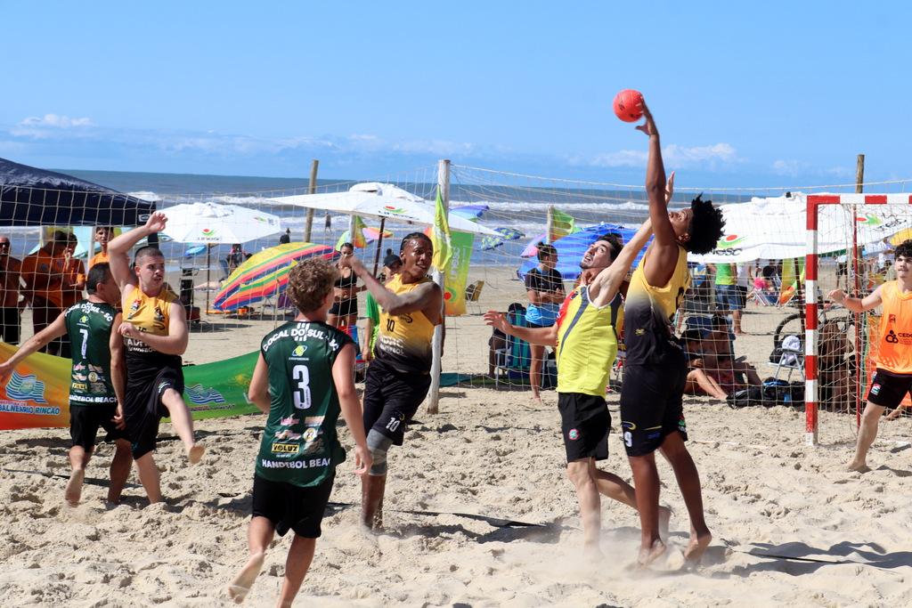 Projeto Golfinho e Handebol de Areia movimentam o Verão Unesc