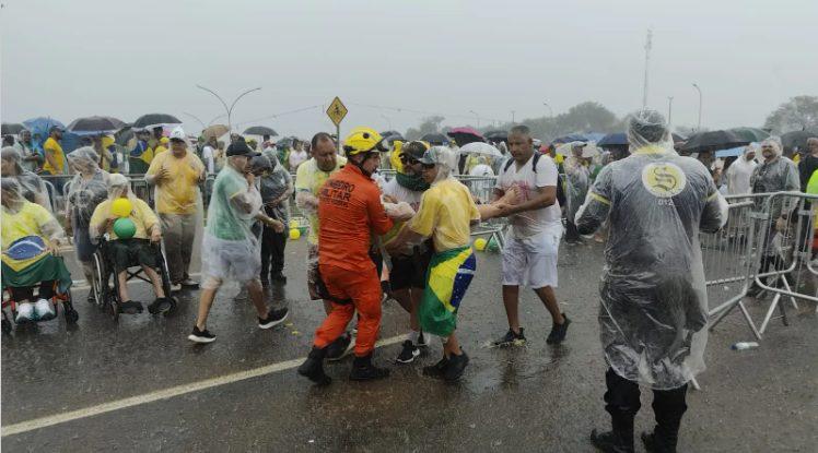 Temporal atinge manifestação de Nikolas Ferreira em Brasília e raio fere manifestante