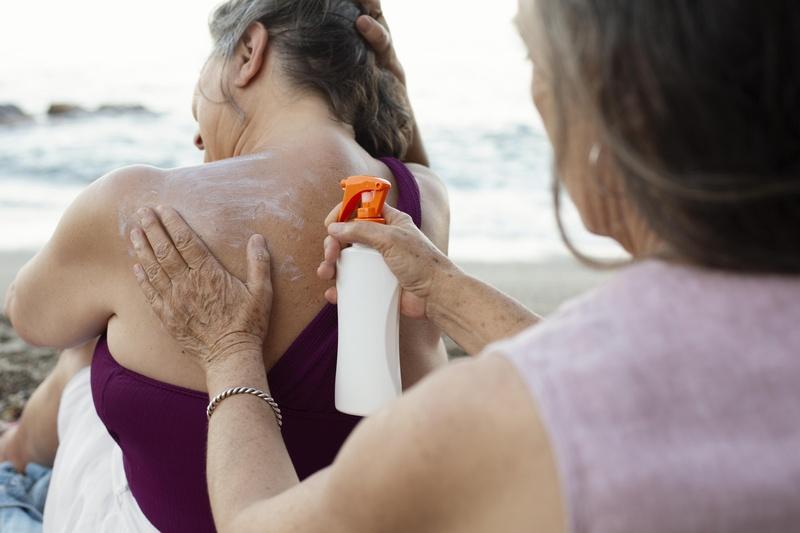 Verão: Como saber quando é a hora de reaplicar o filtro solar na praia?
