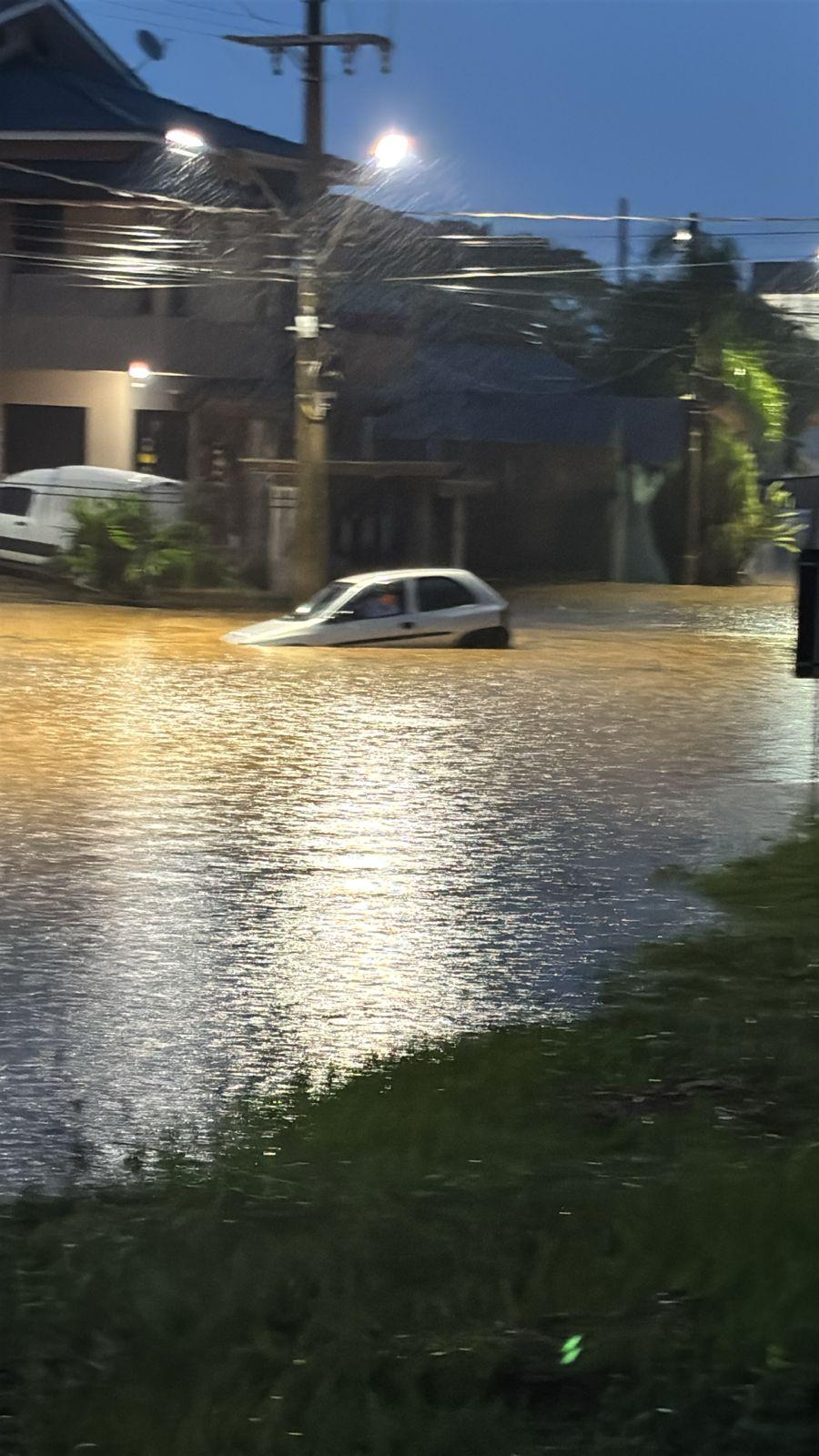 Chuva de 72 milímetros causa enxurrada, alaga bairros e gera revolta de moradores
