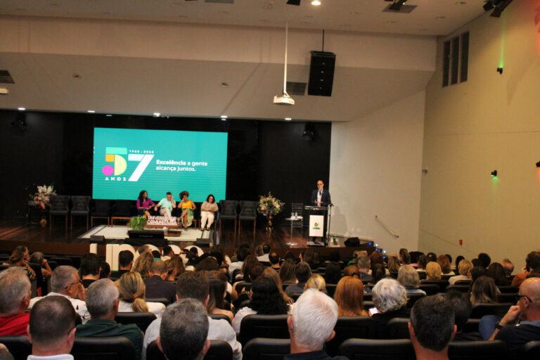 Formação Permanente de Docentes 2026 inicia com palestra de profundas reflexões sobre afetos e aprendizagens