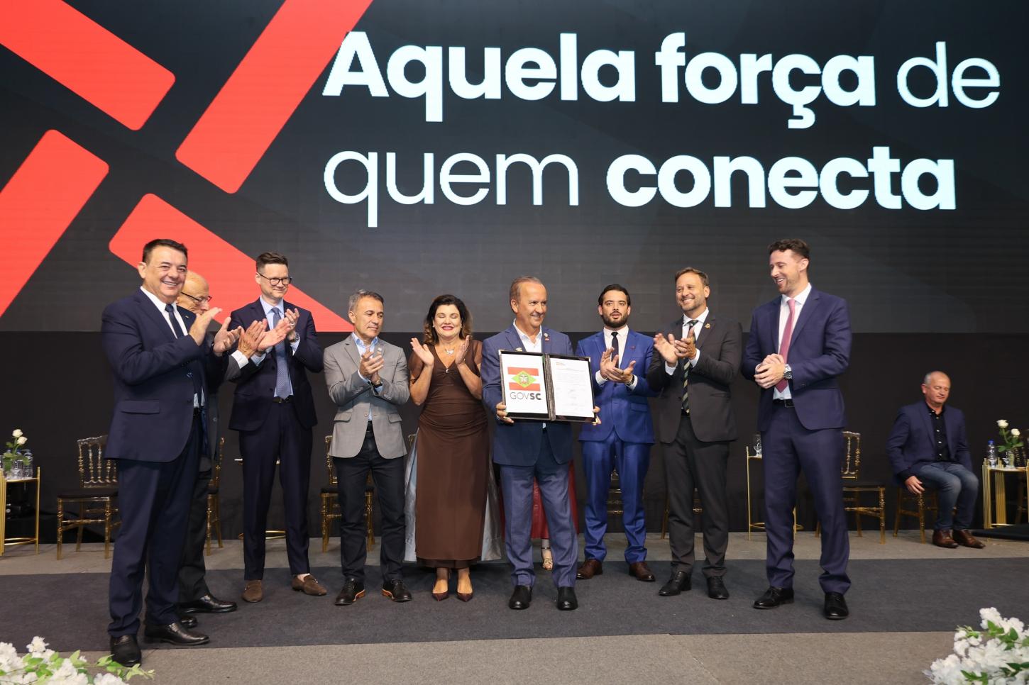 Governador participa da posse da nova gestão da AJORPEME e autoriza edital de duplicação em concreto da SC-416 