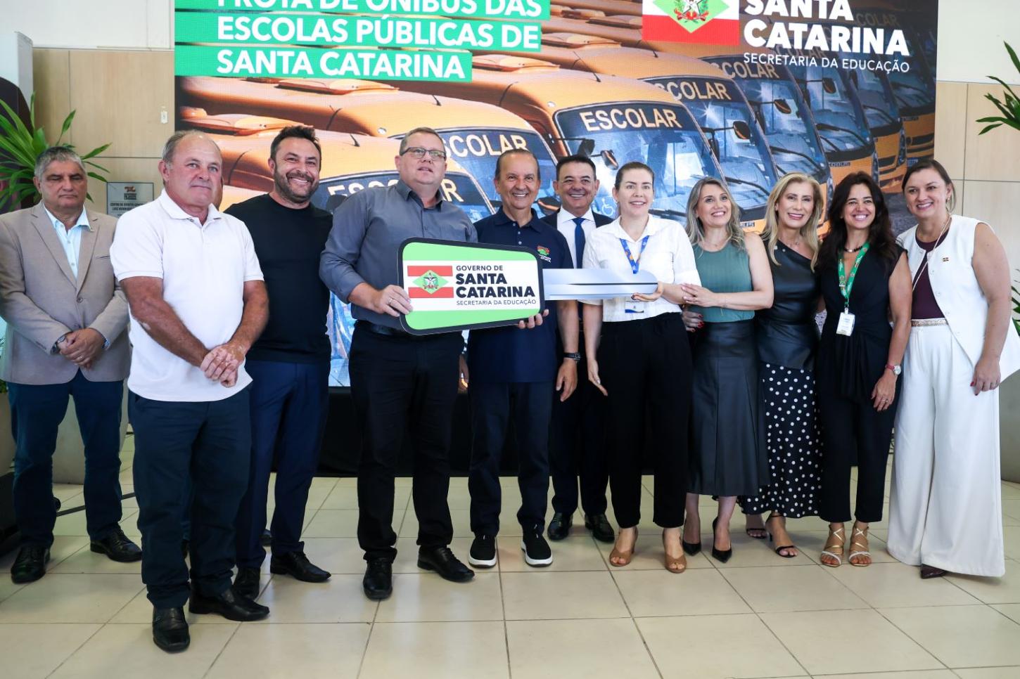 Governo do Estado entrega mais 15 novos ônibus para transporte de estudantes das redes públicas de ensino