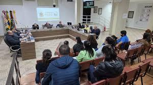 Vereador Júlio expressa o sentimento da população de Cocal do Sul: indignação total no Legislativo com o desleixo da administração pública na saúde e nas obras, onde o mato toma conta da cidade