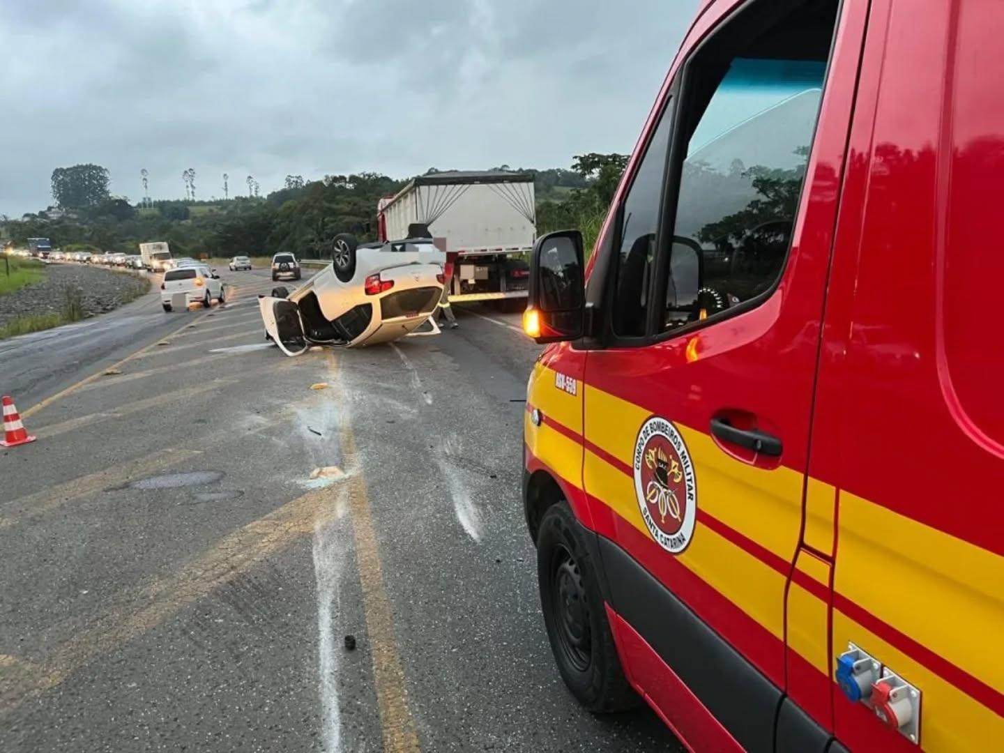 ACIDENTE ENTRE CARRO E CAMINHÃO DEIXA DOIS FERIDOS EM URUSSANGA