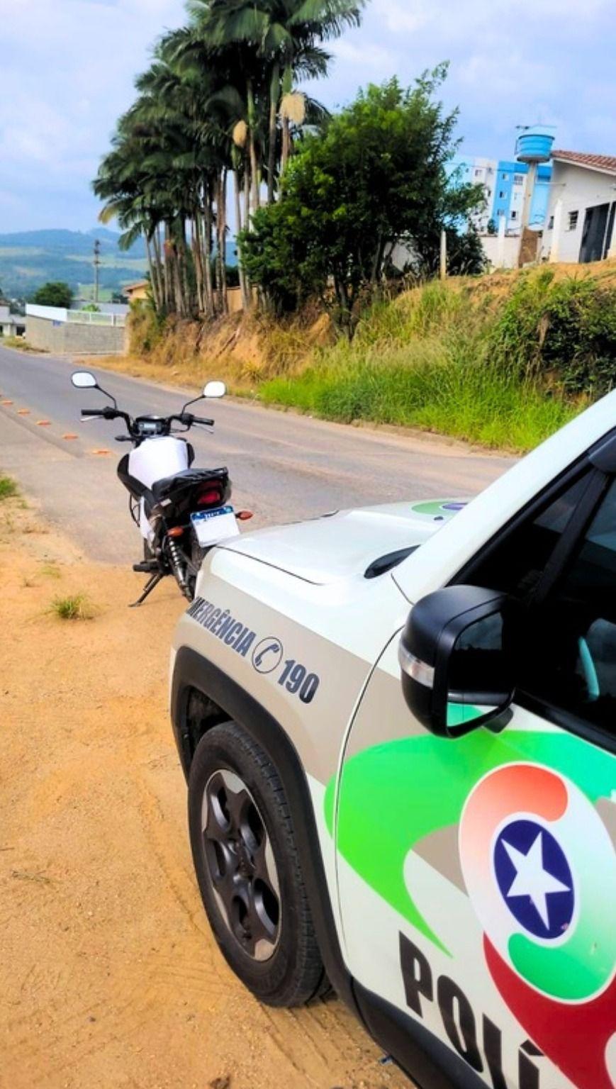 ADOLESCENTE É APREENDIDO COM MOTO FURTADA EM BRAÇO DO NORTE