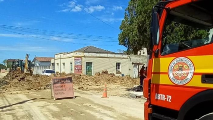 Bombeiros resgatam homem após soterramento