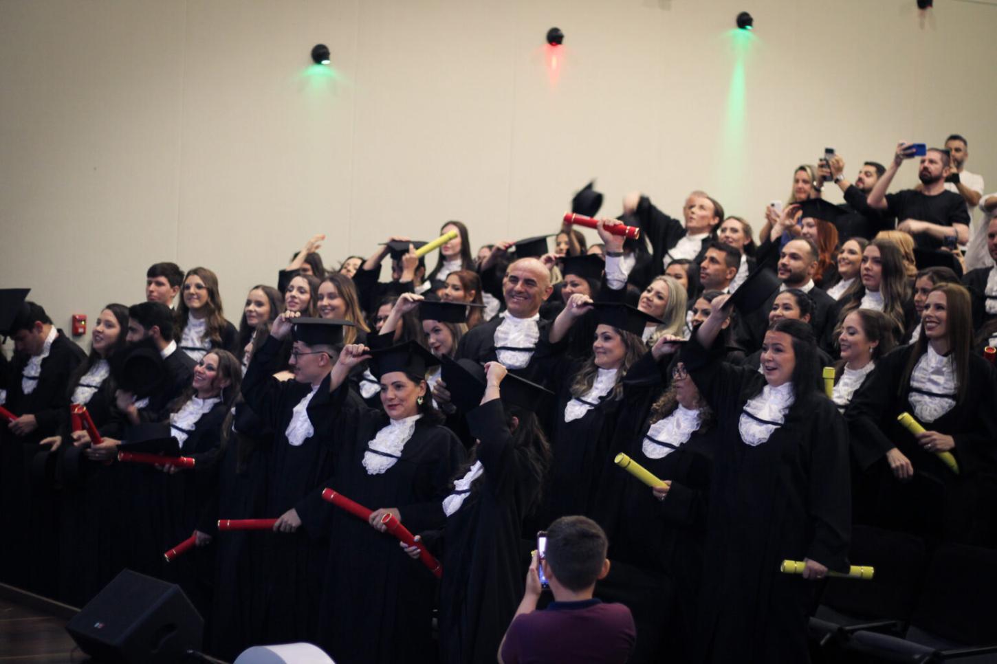 Formatura na Unesc celebra trajetórias de persistência e realização profissional