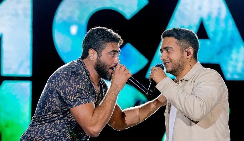 Henrique & Juliano lotam Arena Multiuso e reúnem milhares de fãs em show em Tubarão