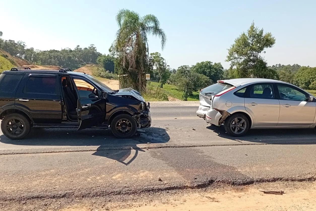 Idosa é encaminhada ao hospital após colisão traseira na SC-108