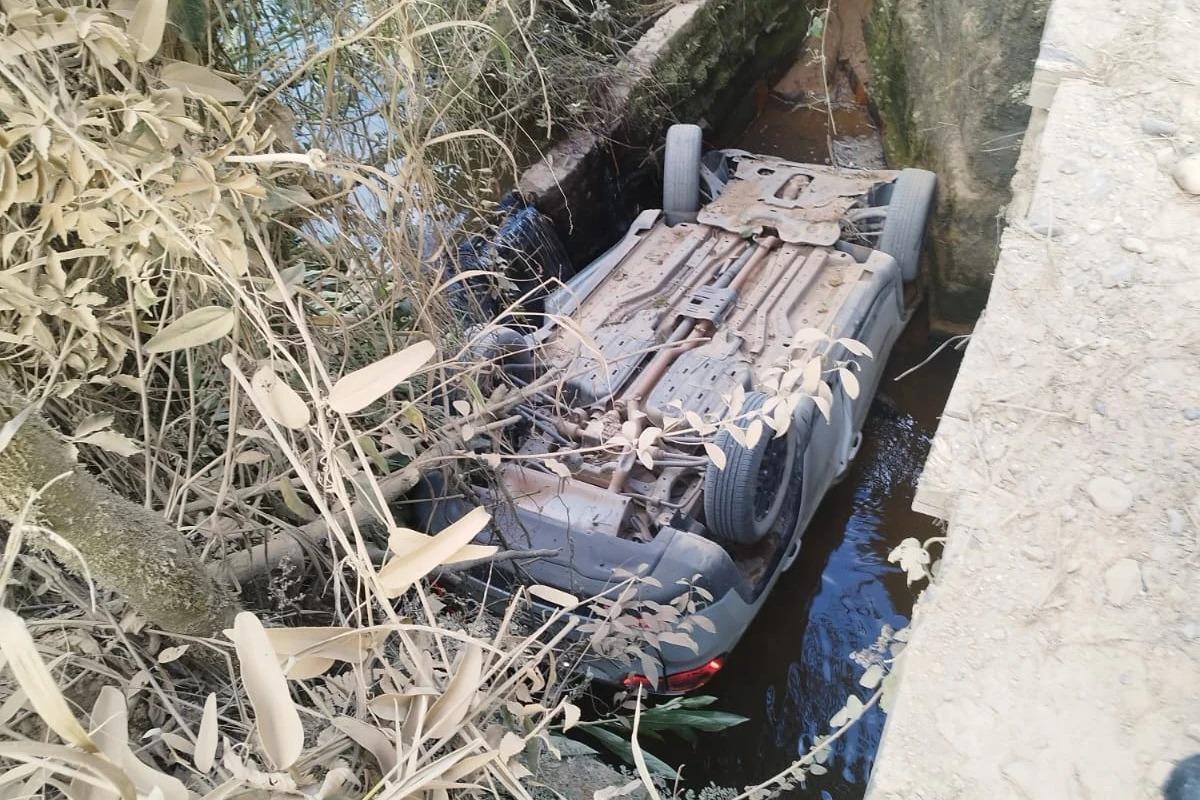 Após saída de pista, carro cai em rio em Grão-Pará