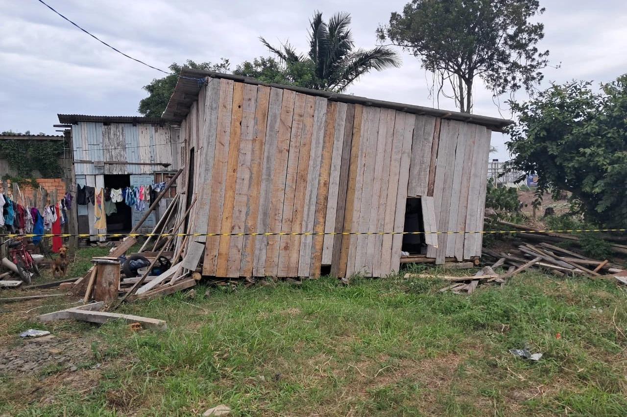 Desabamento parcial de casa de madeira deixa moradora ferida
