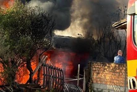 Fogo em entulho se espalha e atinge residência