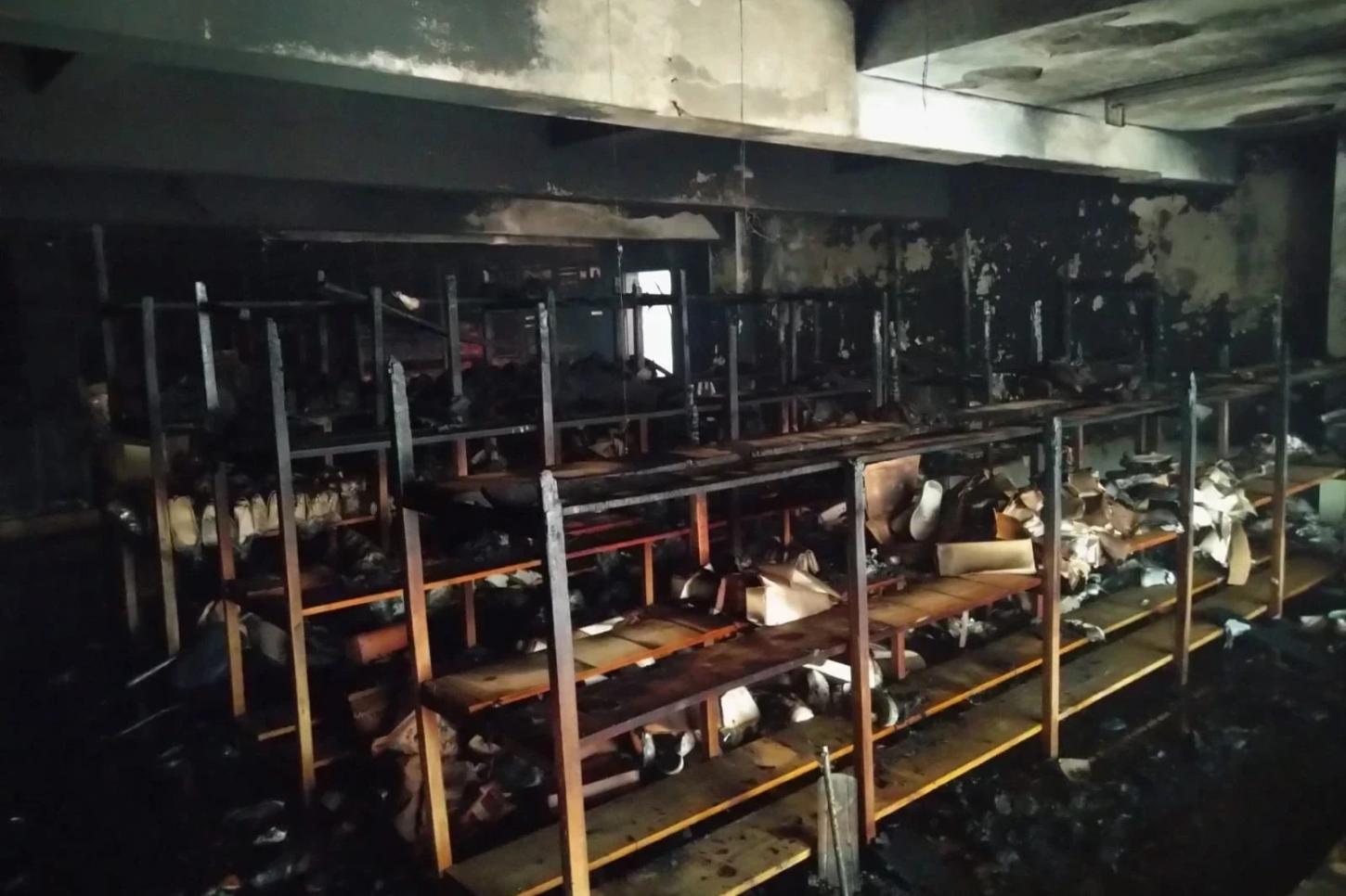 Incêndio em loja de calçados danifica estoque e atinge apartamento em Criciúma