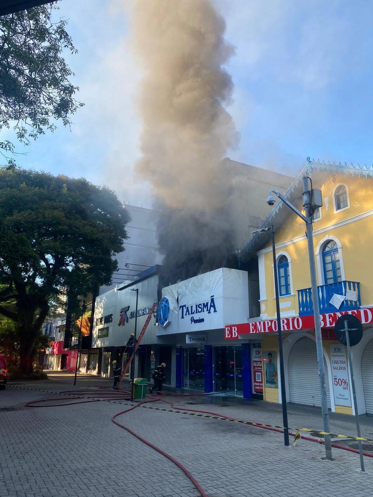 Incêndio em prédio mobiliza bombeiros na Praça Nereu Ramos, em Criciúma
