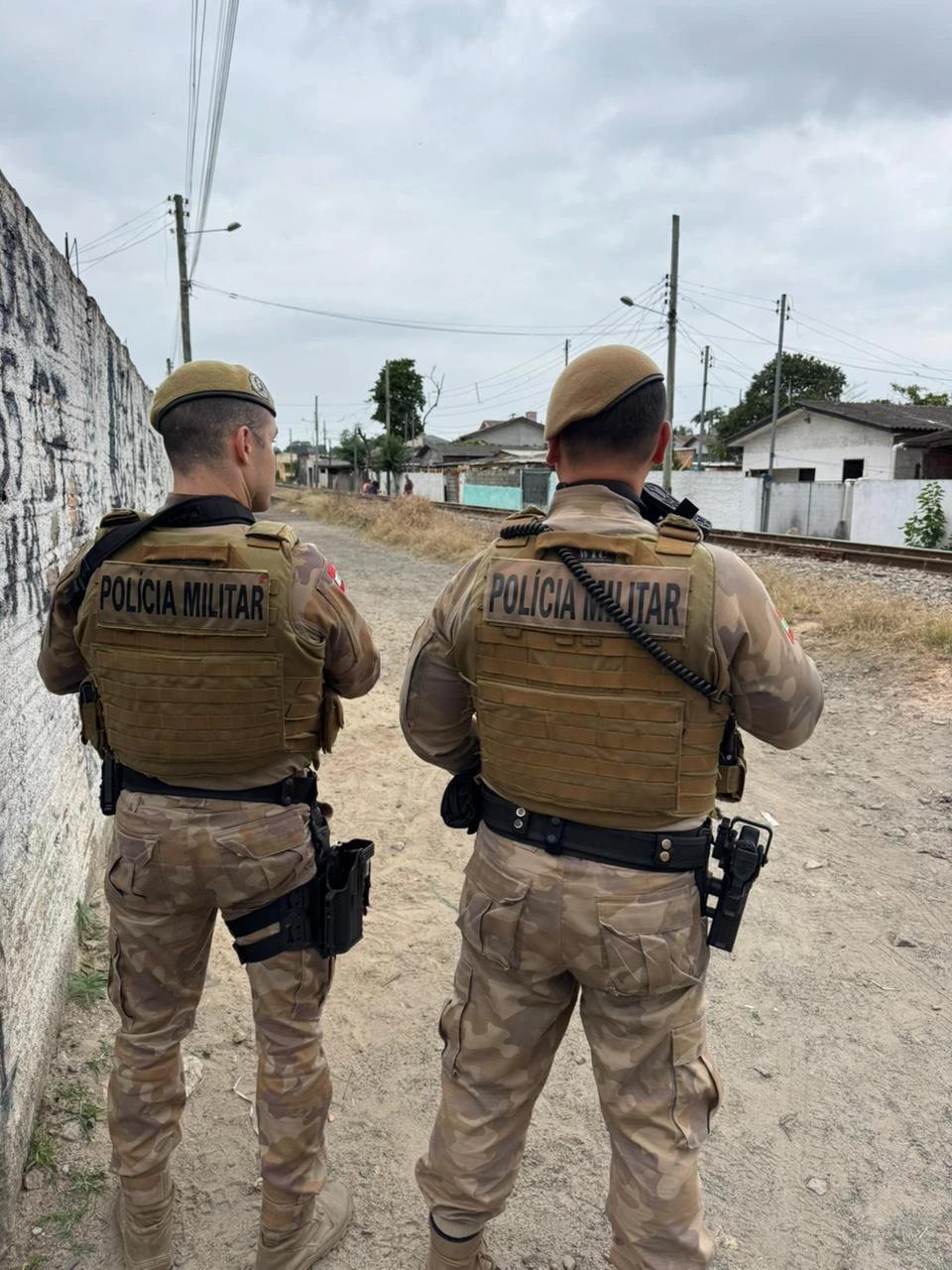 Mulher é agredida e expulsa de casa pelo companheiro durante discussão